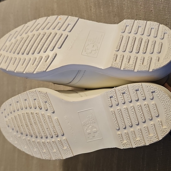 Dr. Martens Mono White Oxford Leather Shoes - Picture 10 of 11